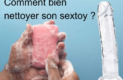 Des mains avec un savon et un sextoy