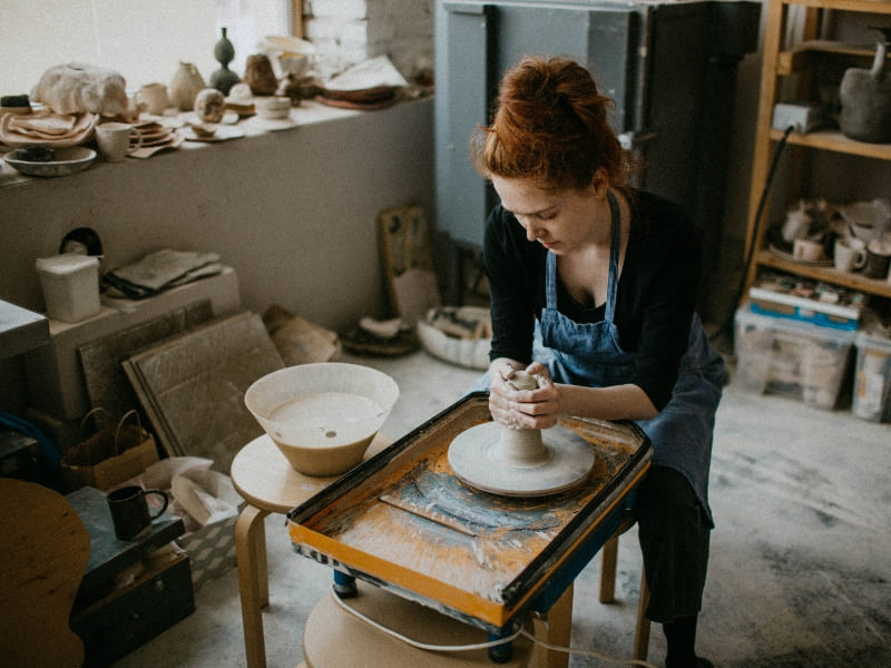 Une femme qui fabrique un gode maison en argile