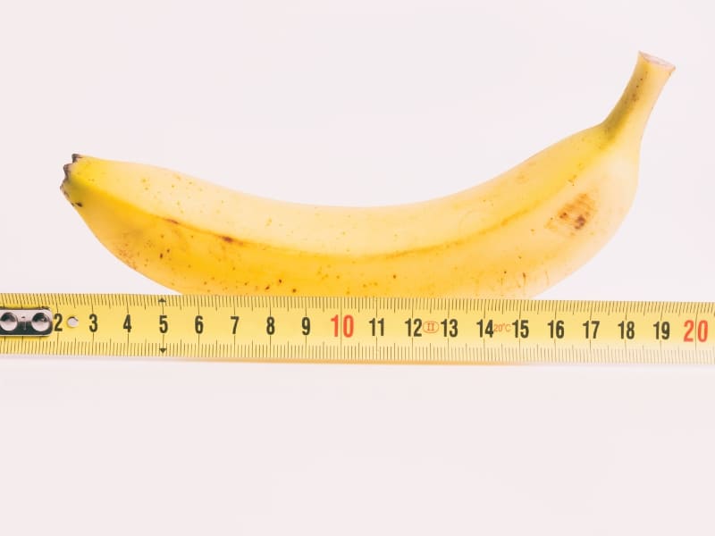 un mètre mal placer le long d’une banane pour mesurer la longueur